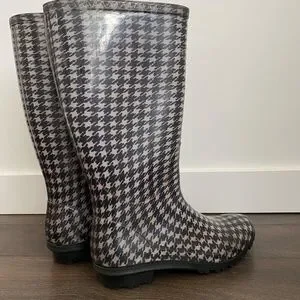 black and white Wind River rain boots,